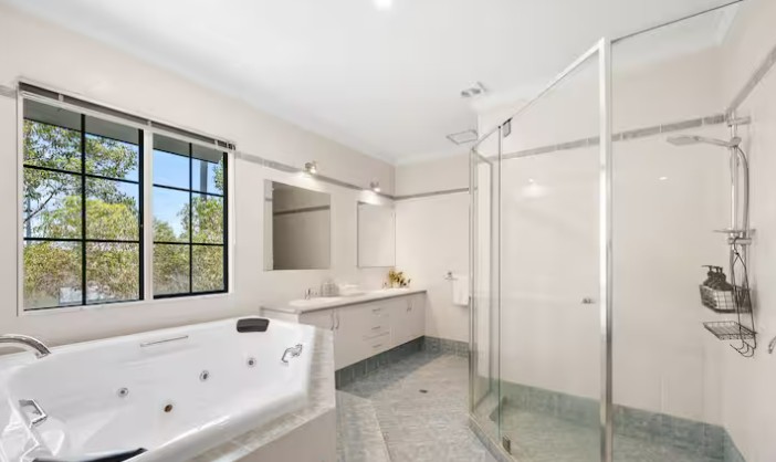 Sparkling clean jacuzzi bathroom for Airbnb guests